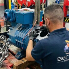 Técnico de refrigeración de Bernad reparando compresor bitzer