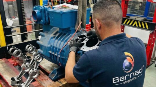 Técnico de refrigeración de Bernad reparando compresor bitzer