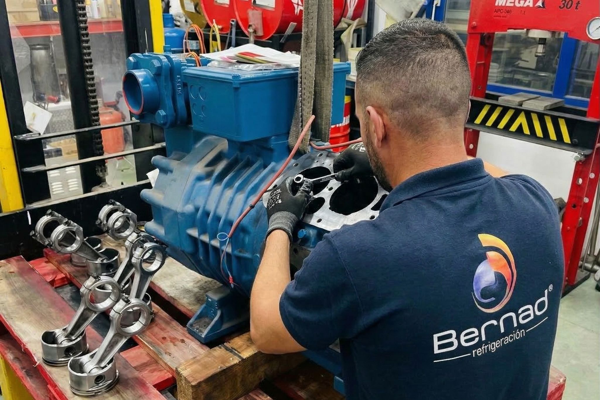 Técnico de refrigeración de Bernad reparando compresor bitzer