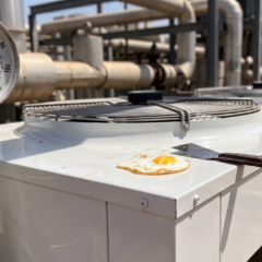 Huevo frito haciéndose sobre condensador frigorífico en plena ola de calor a más de 40ºC