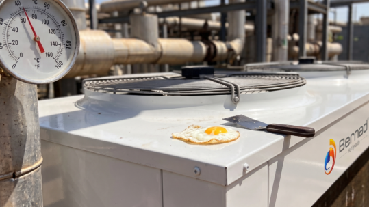 Huevo frito haciéndose sobre condensador frigorífico en plena ola de calor a más de 40ºC