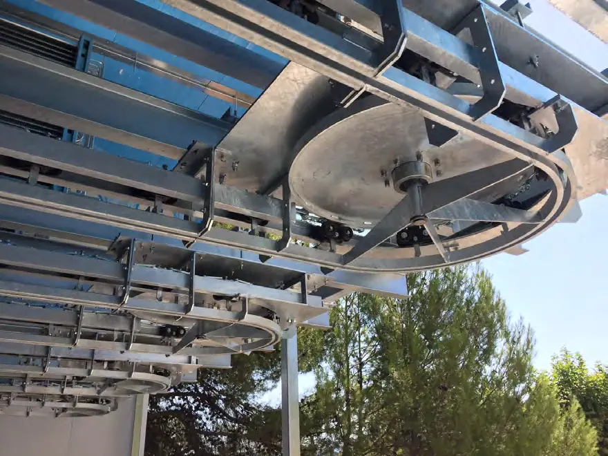 Automatic conveyor installed on a twin track rail